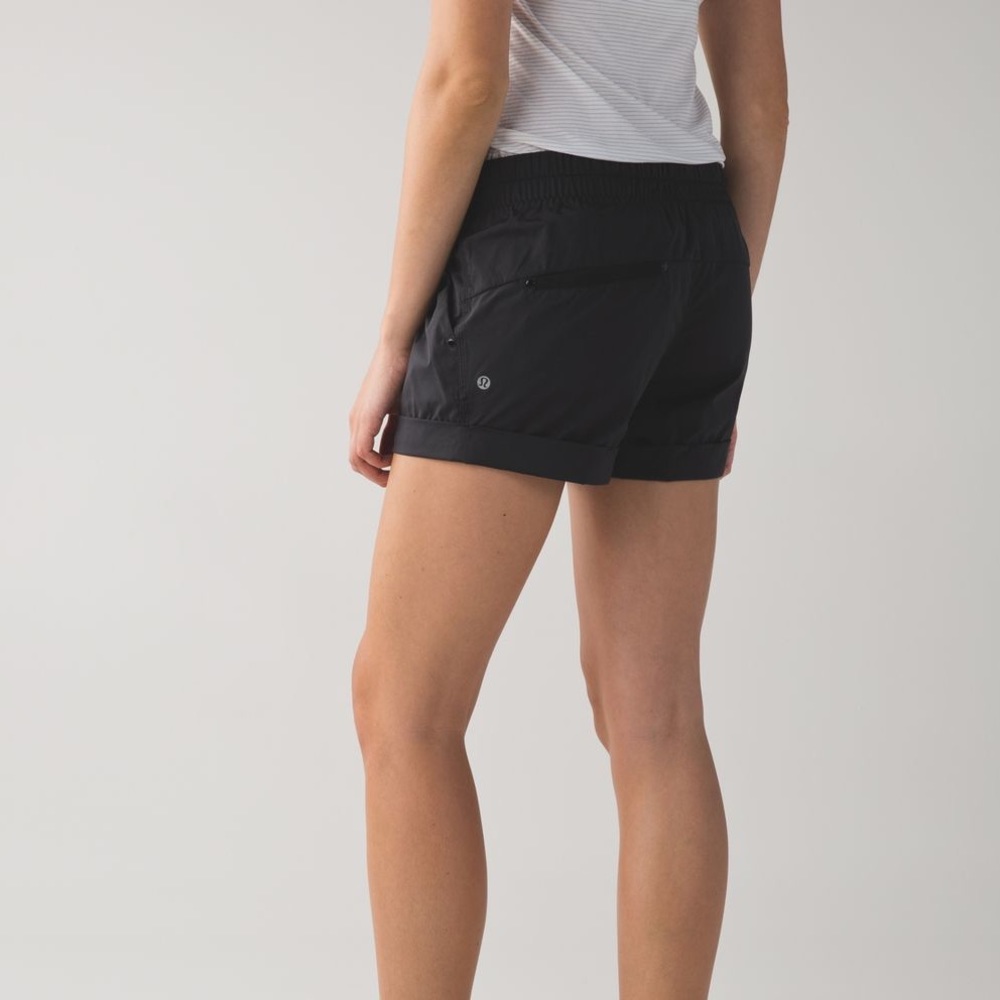 Lululemon Spring Break Away Short in black
